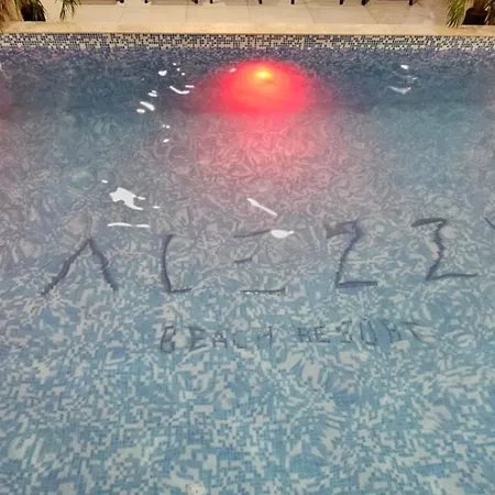 Large Family Blue Marina Piscina Sauna Jacuzzi アパート *