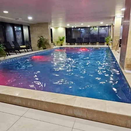 Large Family Blue Marina Piscina Sauna Jacuzzi アパート