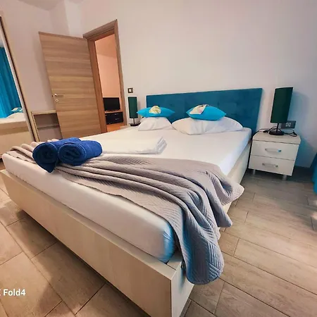 Large Family Blue Marina Piscina Sauna Jacuzzi Appartamento *