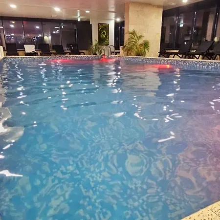 Large Family Blue Marina Piscina Sauna Jacuzzi Appartamento Năvodari